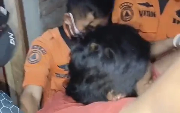 Foto Petugas BPBD Surabaya berusaha mengevakuasi remaja yang alami obesitas keluar rumah sempit, Kamis, 7 Agustus 2025. (Foto: Tangkapan layar video BPBD Surabaya)