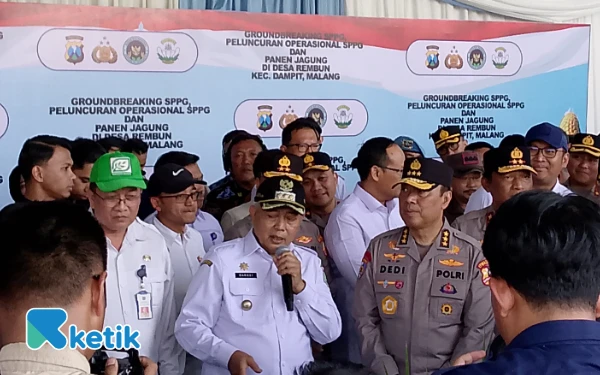 Foto Ketua HKTI Kabupaten Malang H Makhrus Sholeh ketika bersama Irwasum Polri di Dampit Kabupaten Malang. (Foto: Binar Gumilang/Ketik)