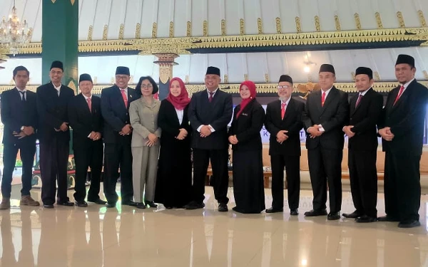 Foto Sebanyak 11 anggota Dewan Pendidikan Kabupaten Sleman masa jabatan 2025-2030 foto bersama Bupati Sleman. (Foto: Adi for Ketik)