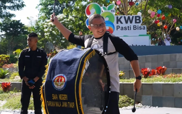 Foto Kepala Dinas Pendidikan Jatim Aries Agung Paewai (kanan) memukul bass drum milik SMA Negeri Taruna Nala Jatim di Kota Batu beberapa waktu lalu. (Foto: Dokumentasi Pribadi)