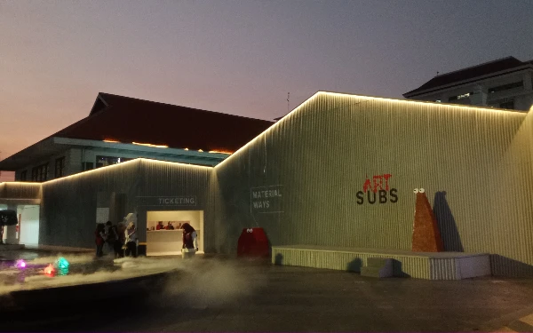 Foto Potret depan gedung pameran seni ARTSUBS 2023 di petang hari (Dok.Adinda Sabrina)