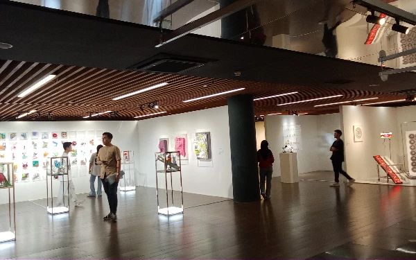 Foto Suasana pameran dengan beberapa tampilan karya seni ARTSUBS yang ramai pengunjung  pada 7 Agustus 2025 (Dok.Adinda Sabrina)