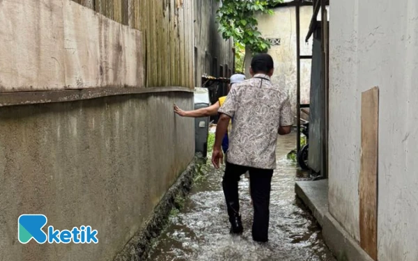 Foto Kadis PUPR pastikan penyebab genangan (Foto: Mursal/Ketik )