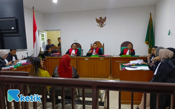 Foto Korban Fatmawati bersaksi di persidangan dalam kasus Penikaman dirinya oleh Terdakwa yang dimana Mantan Suami nya sendiri. Kamis 07 Agustus 2025 (Foto: M Nanda/Ketik)