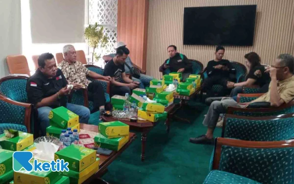 Foto Para aktivis Gerakan Non Blok menunggu ditemui pimpinan dan anggota DPRD Sidoarjo sesuai jadwal pertemuan sekitar pukul 11.00. (Foto: Ketik.com)