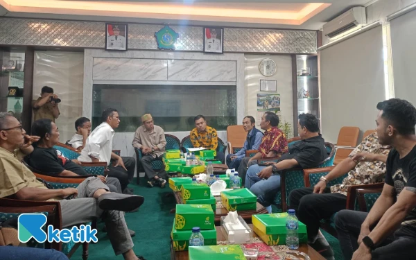Foto Suasana audiensi pimpinan DPRD dan anggota DPRD Sidoarjo dengan aktivis Gerakan Non Blok di Ruang VIP DPRD Sidoarjo pada Kamis siang (7 Agustus 2025).  (Foto: Ketik.com)