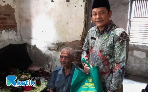 Foto Bupati Subandi memberikan bantuan sembako untuk warga Desa Simogirang, Kecamatan Prambon. (Foto: Sony/Kominfo Sidoarjo)