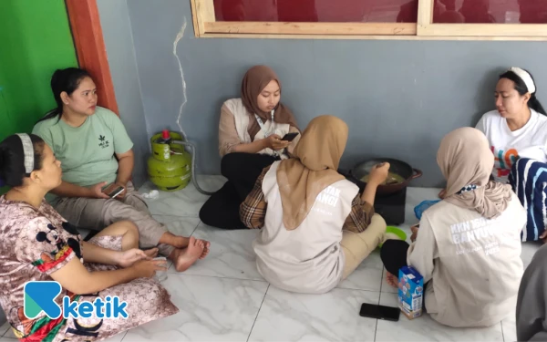 Foto Praktek Langsung Pembuatan KELOSEJI Bersama Warga Klatakan