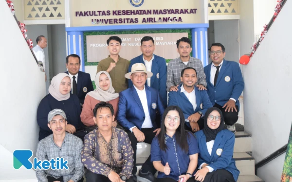 Foto Tokoh pertanian Indonesia asal Jember Jawa Timur, HM Arum Sabil (tengah) berfoto bersama teman-teman seangkatan Jurusan Magister FKM Unair, Jumat, 8 Agustus 2025. (Foto: Khaesar/Ketik)