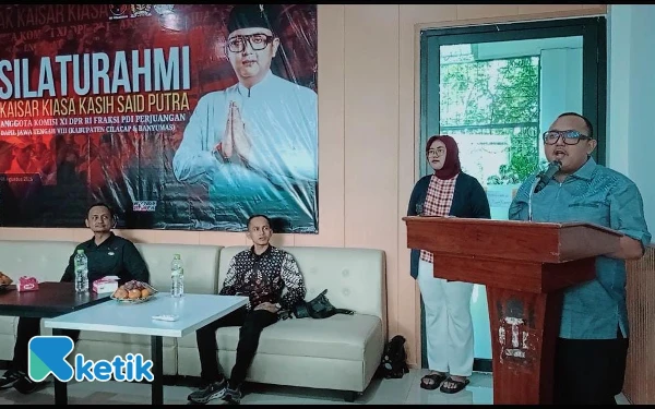 Foto Mas Kaisar menyapa warga Kecamatan Kesugihan, Prioritaskan Usulan Guru, Petani dan Pedagang. (Foto: Nani Eko)