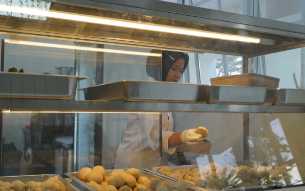 Foto Pramusaji Sedang Menyiapkan Hidangan Aneka Pempek