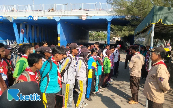 Foto Kak Satrio saat memberikan pengarahan peserta aksi bersih pantai di samping jembatan Suramadu.  (foto : Sutejo/ketik)