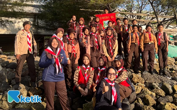Foto Peserta dari Gudep SMP Negeri 60 Surabaya bersama pembina dan gurunya foto bersama sebelum melakukan bersih pantai.  (foto : Sutejo/ketik)