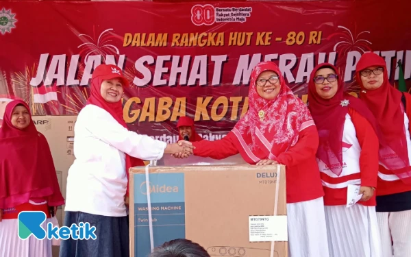 Foto Guru TK ABA 23 Kota Malang yang memperoleh hadiah mesin cuci. (FOTO: dok TK ABA 23)