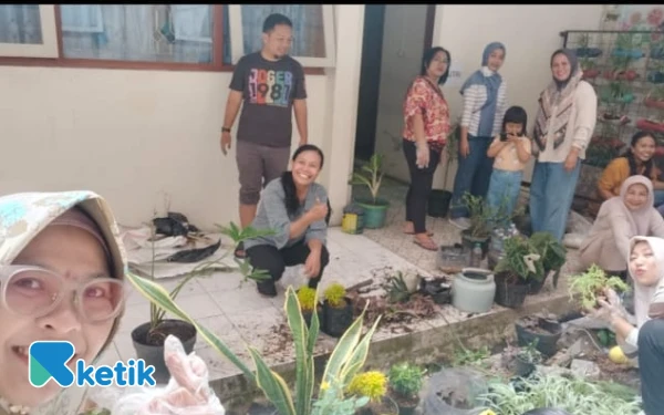 Foto Menata taman sekitar kelas  di SMP Negeri 1 Yogyakarta