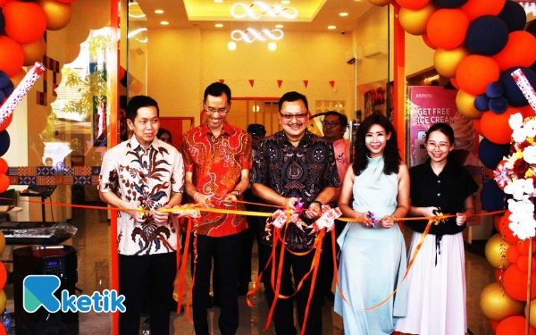 Foto Investor J.Chicken Rony Candra (tengah) memotong pita pembukaan outlet didampingi istri Jenny, GRM Veranica, dan investor lain, Yohanes dan Hendra (kiri). (Foto: Fathur Roziq/Ketik.com)