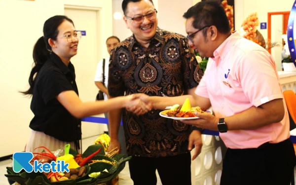 Foto Rony Candra menyerahkan potongan tumpeng dan memberikan semangat kepada Store Manager J.Chiken Pondok Jati Dian Eko disaksikan oleh  Restaurant General Manager (RGM) Veranika. (Foto: Fathur Roziq/Ketik.com)