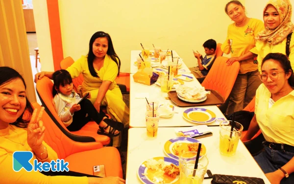Foto Mama-mama muda menikmati menu J.Chicken Pondok Jati selepas mengantar putra-putri mereka ke taman kanak-kanak. (Foto: Fathur Roziq/Ketik.com)