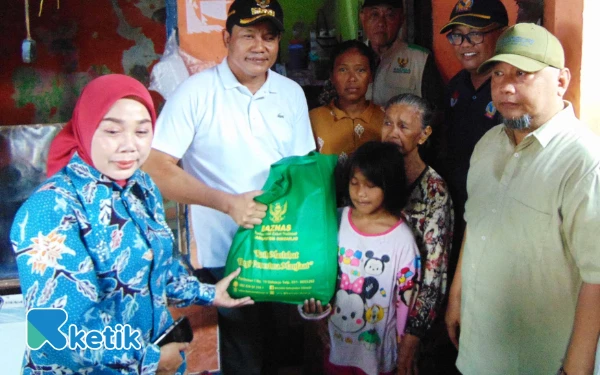 Foto Bupati Sidoarjo Subandi bersama istri, Sriatun Subandi, membantu anak yatim di Kecamatan Krian, Sidoarjo. (Foto: Fathur Roziq/Ketik.com)