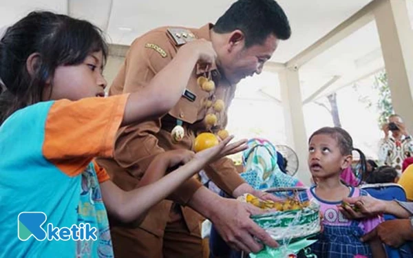 Foto Bupati Sidoarjo Subandi perhatian kepada anak-anak saat berkunjung ke desa-desa di Sidoarjo. (Foto: Fathur Roziq/Ketik.com)