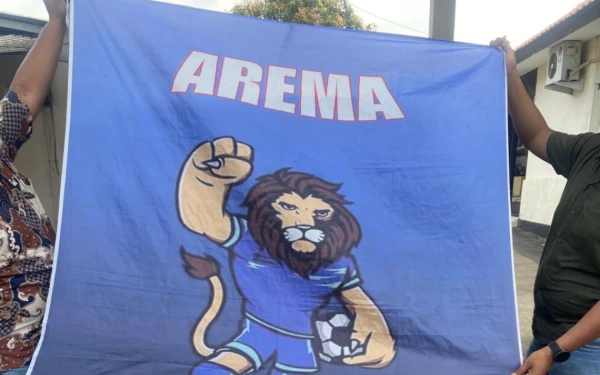 Foto Bendera Arema yang dicopot pelaku pemuda asal Pasuruan. (Foto: Humas Polres Malang)