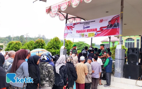 Foto Warga Antusias Antri saat di Pasar Murah (Foto/Helman/Ketik)