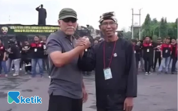 Foto Abah Landoeng berfoto bareng Iwan Fals.