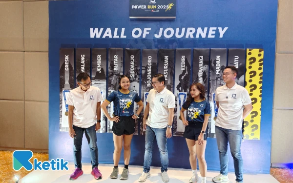 Foto (Dari Kiri) Editya Indrawirasta Race Director LT MEN Power Run 2025, Johanes Tangguh Vice President PT Rembaka (tengah), dan Project Director LT MEN Power Run 2025 Njoo Han Liang pada saat memperlihatkan jersey LT Men Power Run Indonesia. (Foto: Fitra/Ketik)