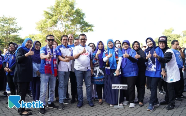 Foto ‎Wali Kota Batu Nurochman bersama pegawai Pemkot batu dalam apel pagi bertepatan dengan HUT ke 38 Arema. (Foto: Sholeh/Ketik)