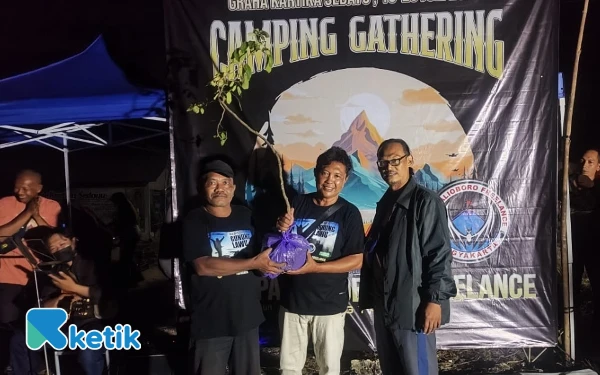 Foto Sesepuh GPA MF, Kucir secara simbolis menyerahkan pohon Klengkeng pada pihak pengembang yang diwakili oleh Dedet, saat acara Camping Gathering. (Foto: Enggar/Ketik)