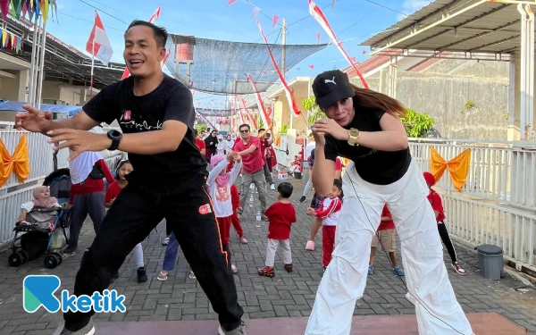 Foto Instruktur kondang senam Jawa Timur, Kak Arisna, bersama Ketua RW 13 memimpin jalannya senam bersama warga. (Foto: Naufal/Ketik)