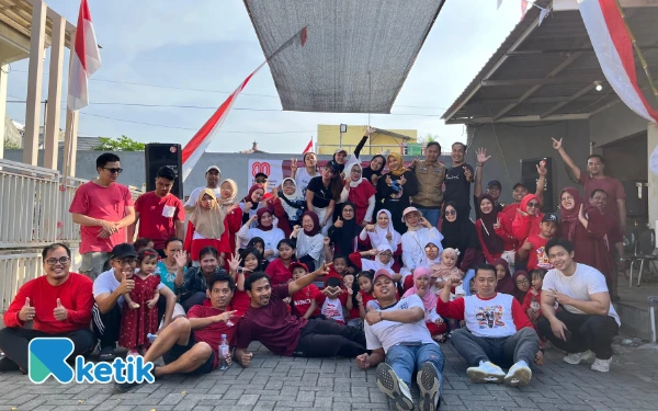 Foto Foto bersama warga Joyo Agung usai lomba dan senam bersama di kawasan perumahan. (Foto: Naufal/Ketik)