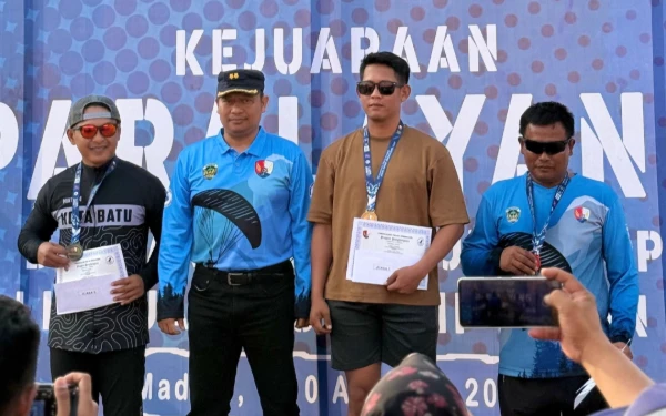 Foto Prajurit TNI Kodim 0818 Kabupaten Malang-Batu Koptu Laminto meraih Juara 2 Kejuaraan Paralayang Danlanud Iswahyudi Cup (Foto: Kodim 0818 Kabupaten Malang)