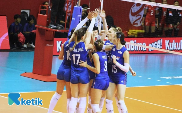 Foto Selebrasi pemain voli Serbia usai mendapatkan poin melawan Indonesia dalam lanjutan kejuaraan Volleyball World Championship Women's U-21, di Jawa Pos Arena, Senin, 11 Agustus 2025. (Foto: Rifad/Ketik)