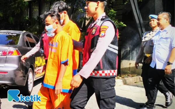 Foto Petugas menggiring para tersangka pelaku penyebaran konten asusila yang menyediakan konten mesum di media sosial. (Foto: Istimewa)