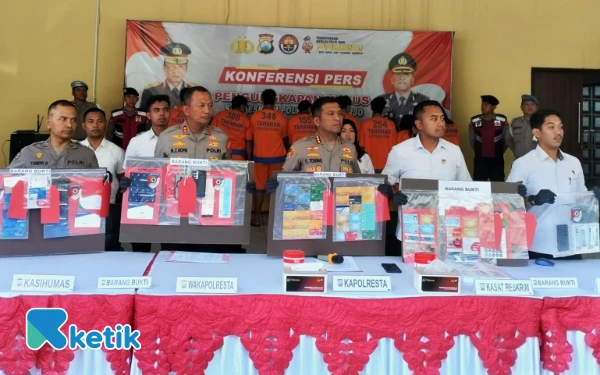 Foto Barang bukti jual beli rekening bank di Indonesia yang dijual ke luar negeri untuk judi online ditunjukkan jajaran Polresta Sidoarjo. (Foto: Istemewa)