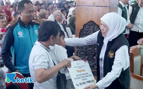 Foto Gubernur Jawa Timur Khofifah Indar Parawansa menyerahkan bantuan asistensi sosial bagi penyandang disabilitas berat senilai Rp900 ribu per triwulan kepada penerima manfaat di Pacitan.