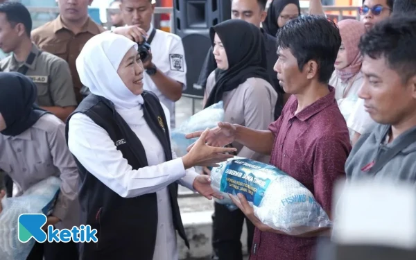 Foto Gubernur Jawa Timur Khofifah Indar Parawansa menyerahkan bantuan alat tangkap kepada nelayan di Pelabuhan Tamperan, Pacitan, Selasa (12/8/2025), sebagai upaya meningkatkan produktivitas dan kesejahteraan nelayan. (Foto: Prokopim Pacitan for Ketik)