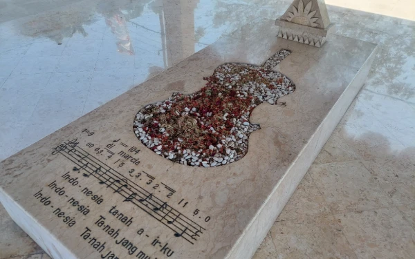 Foto Makam W.R. Soepratman - Menunjukan sang pencipta lagu Kebangsaan Indonesia Raya dengan ukiran notasi lagu kebangsaan yang terus bergema di hati bangsa. (Foto: Billy Reksodikromo)