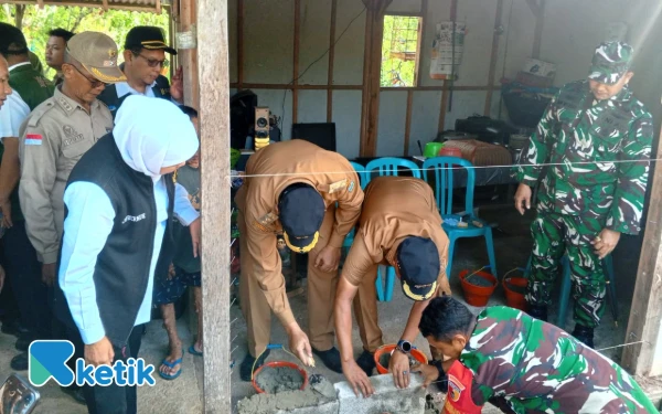 Foto Forkopimda Pacitan tampak melakukan penyemenan tembok rumah program Rutilahu di Desa Bolosingo, yang ditinjau langsung oleh Gubernur Jawa Timur Khofifah Indar Parawansa.