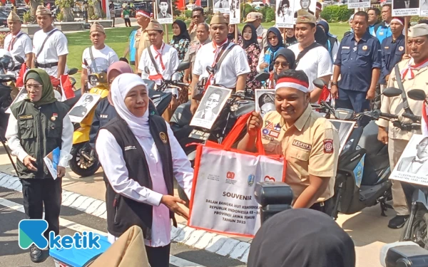 Foto Gubernur Jatim Khofifah melepas Tim Tagana dan TKSK sambangi dan bagikan tali asih ke janda, ahli waris dan janda pejuang dan perintis kemerdekaan di halaman Gedung Negara Grahadi di Surabaya, Rabu 13 Agustus 2025 (Foto: Martudji / Ketik)