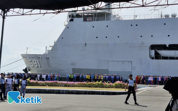 Foto Sejumlah peserta upacara sudah mulai bersiap untuk gladi bersih upacara di KRI Surabaya 591 di Lantamal V Surabaya, Rabu, 13 Agustus 2025. (Foto: Naufal/Ketik)