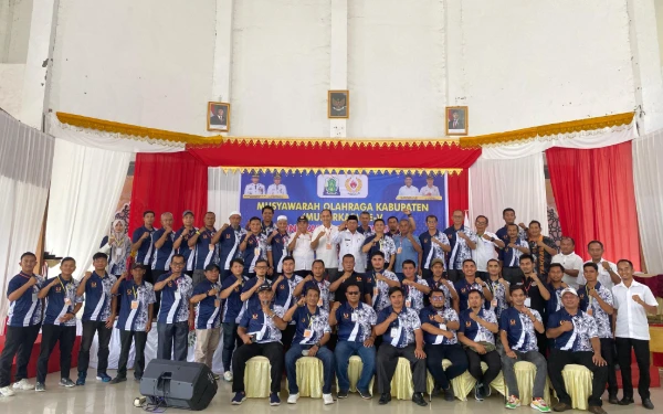 Foto Nusar Amin, Ketua Terpilih foto bersama dengan Panitia dan Peserta MUSORKAB ke V KONI Simeulue, Rabu 13 Agustus 2025. (Foto/Helman/Ketik)