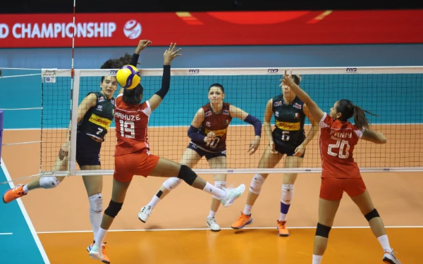 Foto Timnas Voli Putri Indonesia U-21 kalah 1-3 melawan Italia di babak 16 besar Volleyball World Championship Women's di Surabaya. (Foto: PBVSI)