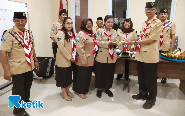 Foto Kak Sudarminto LPK Kwarcab Surabaya memberikan nasi tumpeng ke para staf Kwarcab. (foto: Sutejo/ketik)