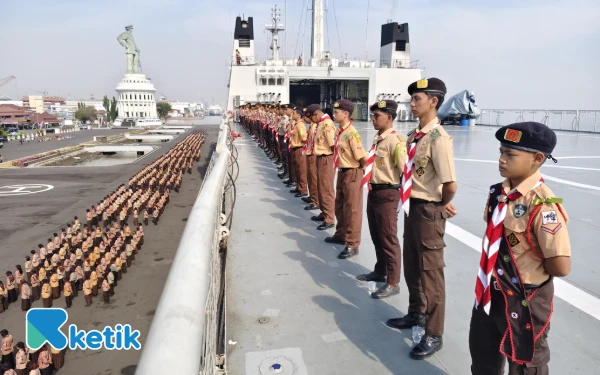 Foto Peserta mengikuti Apel Peringatan Hari Pramuka ke-64 dari atas KRI Surabaya 591 di Dermaga Ujung Koarmada II di Surabaya, Kamis, 14 Agustus 2025. (Foto: Fitra Herdian / Ketik)