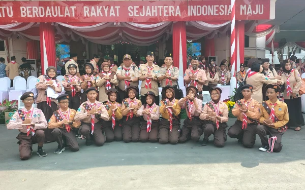 Foto Pramuka Penggalang Garuda dari Gudep SMP Negeri 18 bersama Kamabigus dan ketua LPK Kwarcab Surabaya. (foto: dok humas kwarcab surabaya for ketik)