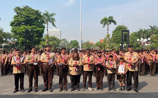 Foto Perwakilan Pramuka Siaga Penggalang dan Penegak Garuda bersama Ketua Kwarcab Surabaya setelah pelantikan dan peserta upacara yang semuanya Pramuka Garuda.  (foto: dok humas kwarcab Surabaya for ketik)