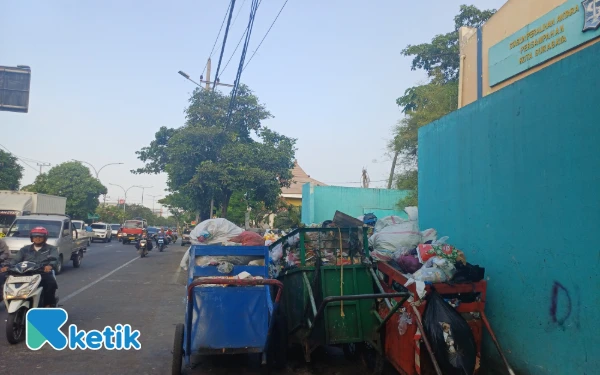 Foto Kondisi TPS dekat makam WR Soepratman yang membuat pihak keluarga pahlawan merasa kecewa, Kamis, 14 Agustus 2025. (Foto: Khaesar/Ketik)