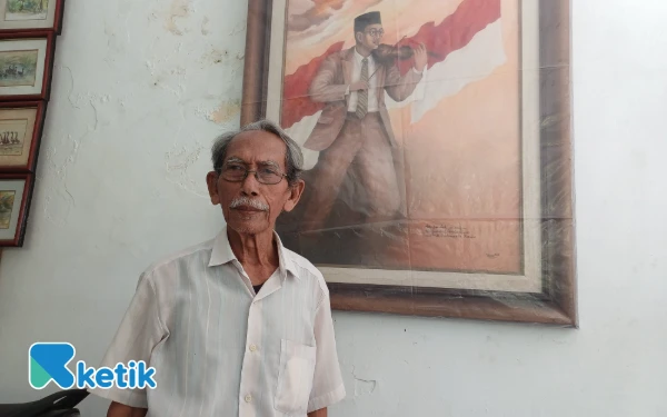 Foto Keponakan WR Soepratman, Soerachman (80) saat ditemui di rumahnya, Selasa, 12 Agustus 2025. (Foto: Khaesar/Ketik)